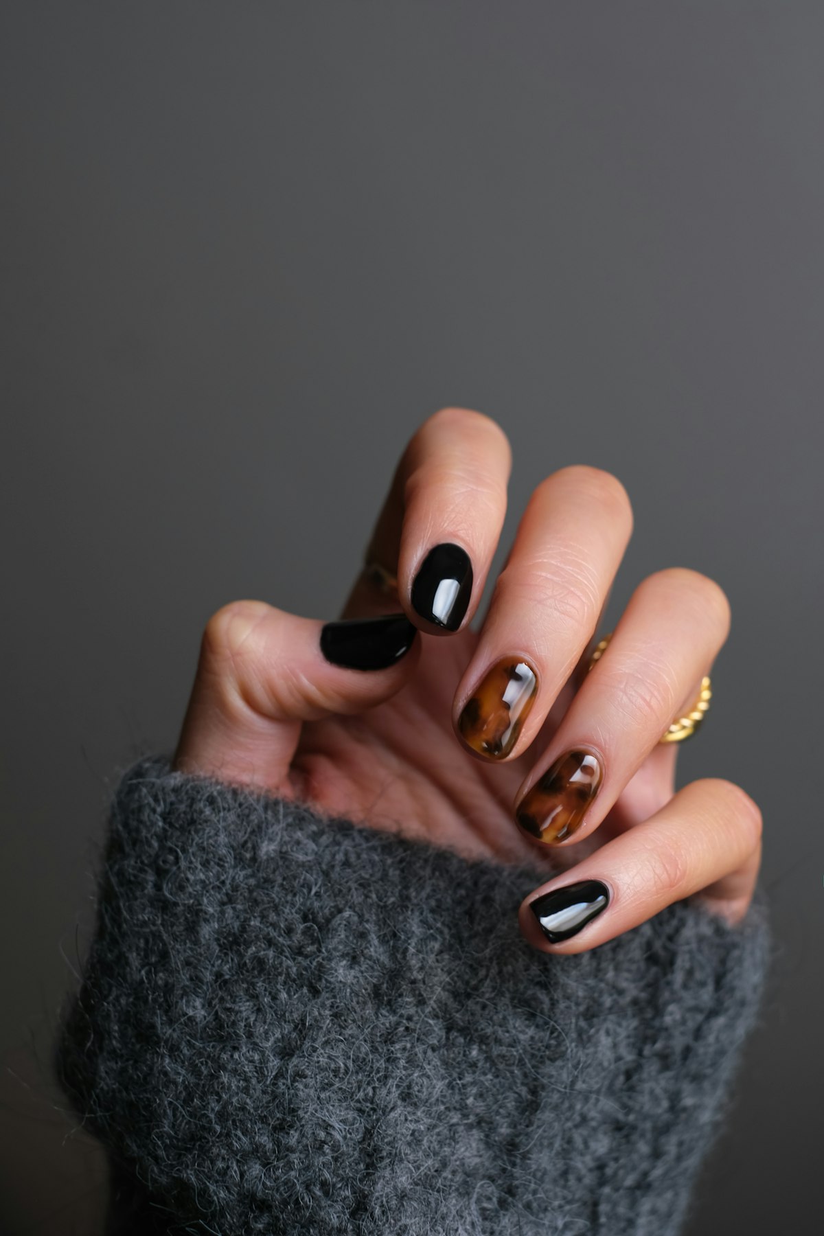 A tortoiseshell and black custom nail set